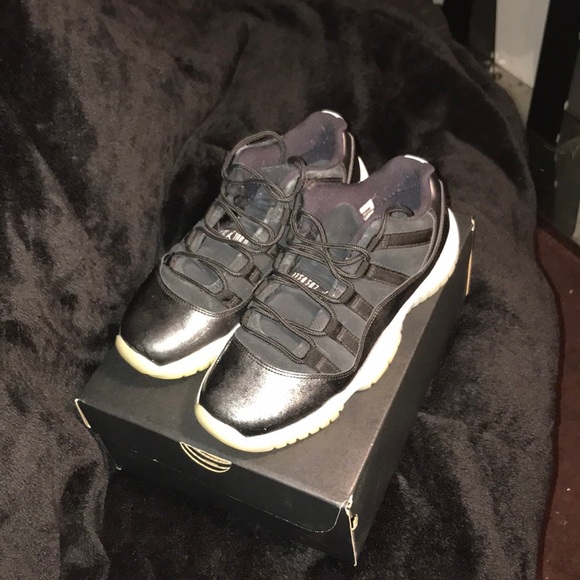 Jordan 11’s metallic silver size 5 in youth - Picture 1 of 4